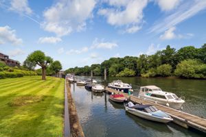 Mallard Place Jetty - click for photo gallery